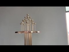 Huwelijksvloerversiering Hoog gouden bloemenstandaard met kaarshouder middelpunt